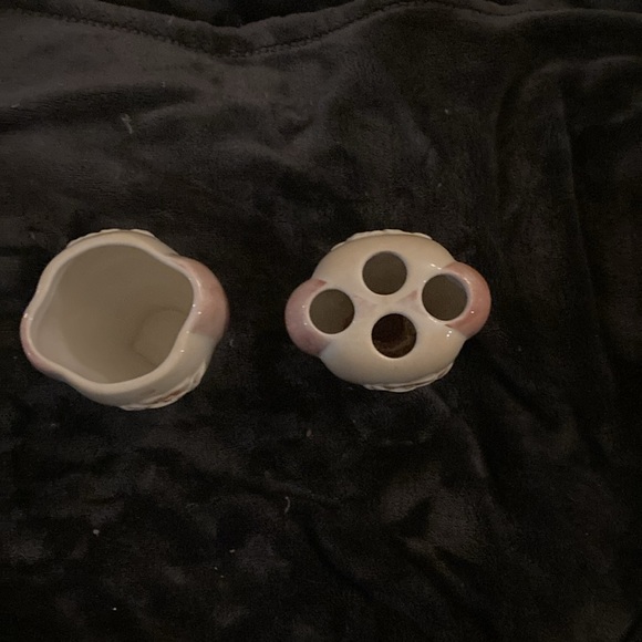 Bathroom accessories of toothbrush holders and cup design . - Picture 3 of 4